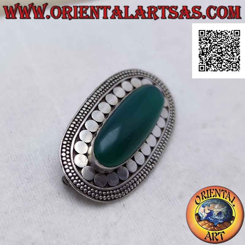 Spilla in argento con agata verde ovale allungata contornata da borchie lisce e due file di dischetti