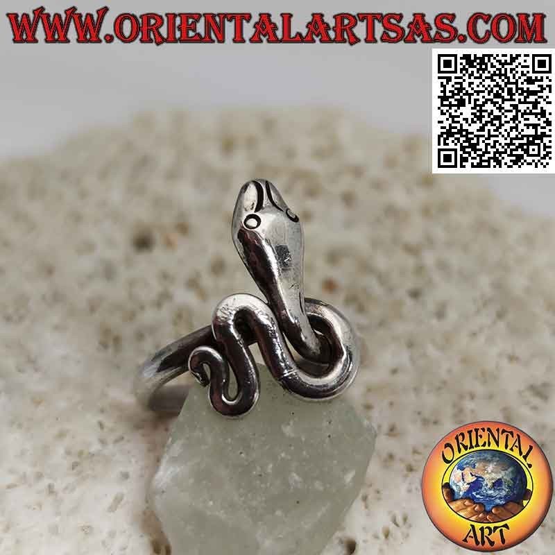 Anillo de plata lisa con forma de serpiente enroscada