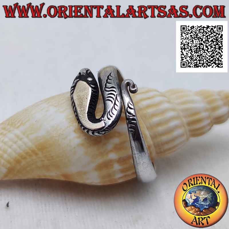Bague en argent en forme de serpent enveloppant avec un museau fini et un U (plaque d'or sur la tête)