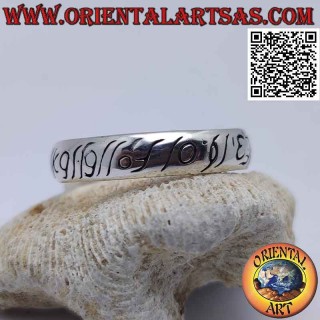 Anillo de plata con banda lisa redondeada con escrituras élficas grabadas