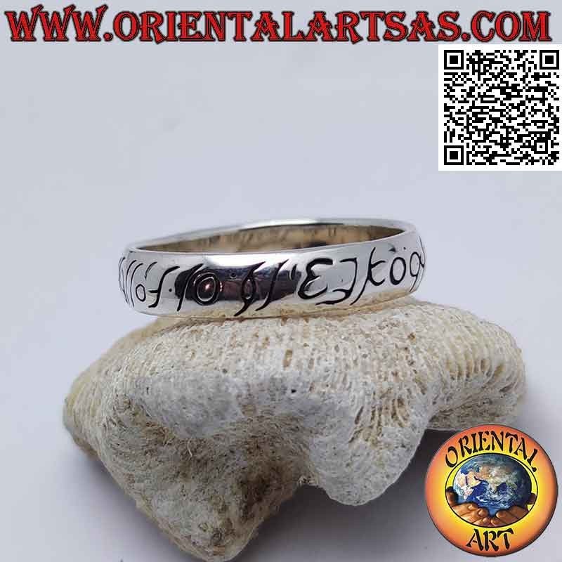 Anillo de plata con banda lisa redondeada con escrituras élficas grabadas