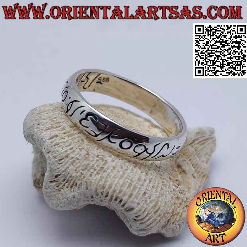 Anillo de plata con banda lisa redondeada con escrituras élficas grabadas