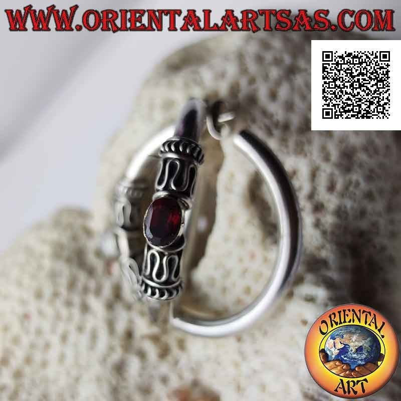 Pendientes de aro de plata con granate natural ovalado entre serpentina y líneas (40 mm)