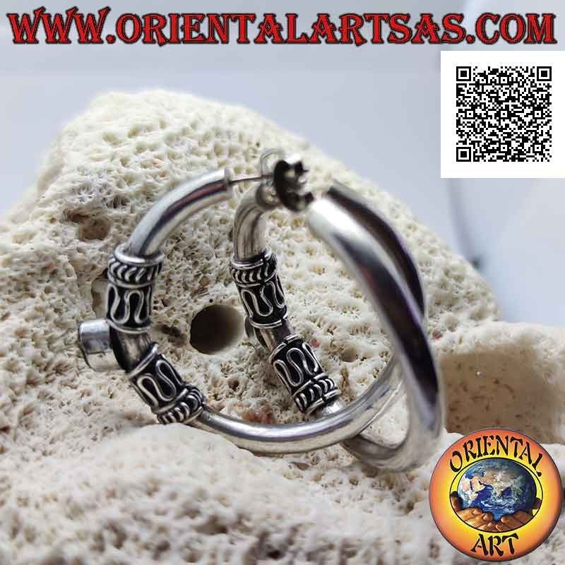 Créoles en argent avec grenat naturel ovale entre serpentine et lignes (40 mm)