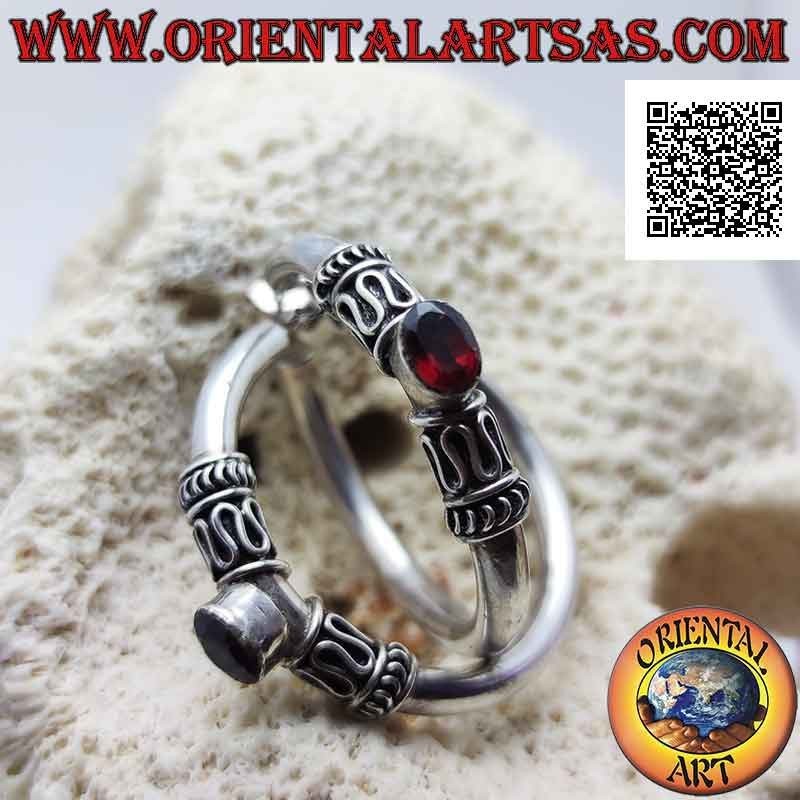Créoles en argent avec grenat naturel ovale entre serpentine et lignes (40 mm)