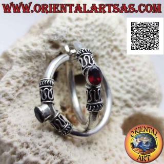 Créoles en argent avec grenat naturel ovale entre serpentine et lignes (40 mm)