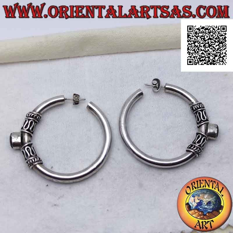 Pendientes de aro de plata con granate natural ovalado entre serpentina y líneas (40 mm)
