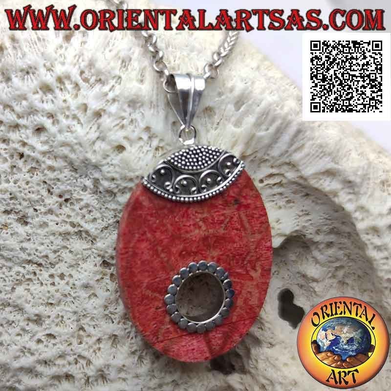 Colgante de plata con coral rojo (coral) ovalado con agujero y decoración étnica
