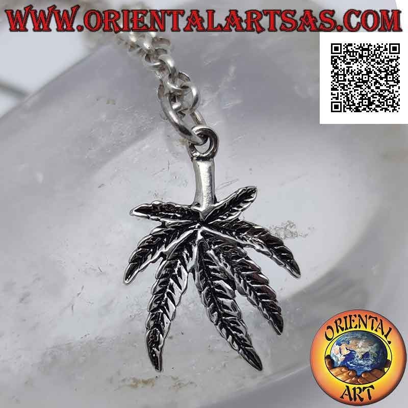 Colgante de plata en forma de hoja de marihuana grabada en bajo relieve (grueso)