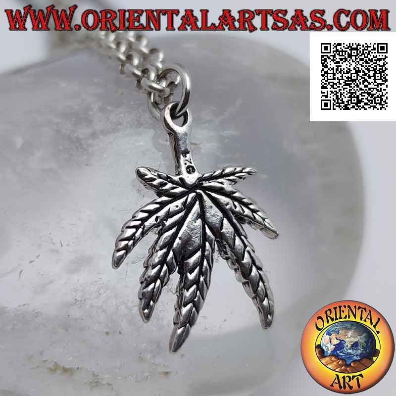 Pendentif en argent en forme de feuille de marijuana gravée en bas relief (épais)