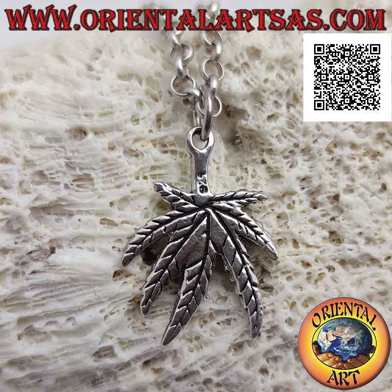 Colgante de plata en forma de hoja de marihuana grabada en bajo relieve (grueso)