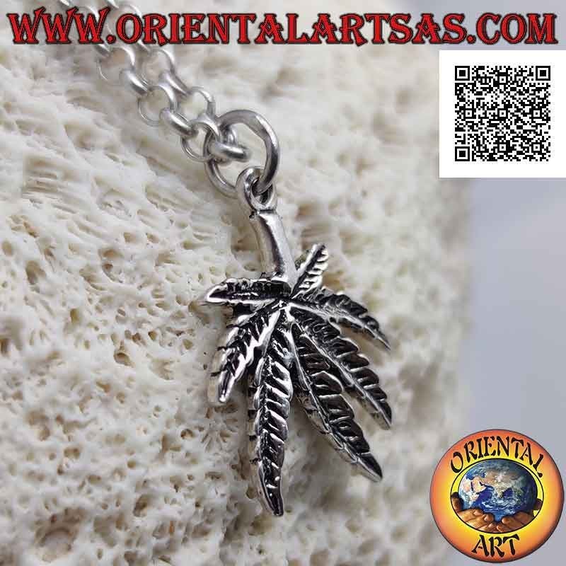 Colgante de plata en forma de hoja de marihuana grabada en bajo relieve (grueso)