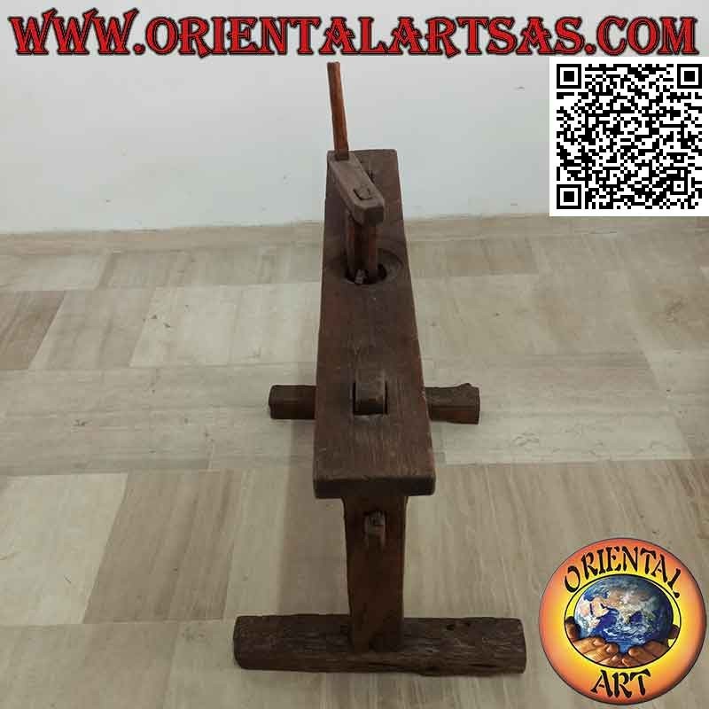Piedra de molino de Indonesia antigua para maíz en madera maciza antigua