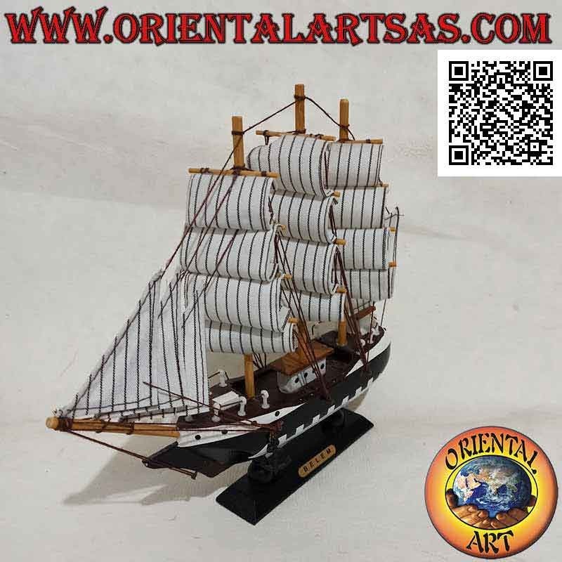 Modellino in scala del veliero "Belem" in legno