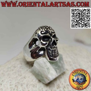 Bague en argent en forme de crâne possédé avec la main sur le front