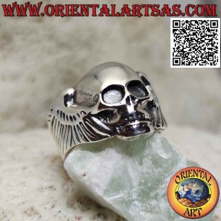 Anillo de plata en forma de calavera sin ojos y con alas a los lados