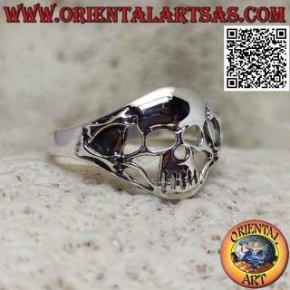 Anillo de plata con calavera perforada y par de huesos soldados a los lados
