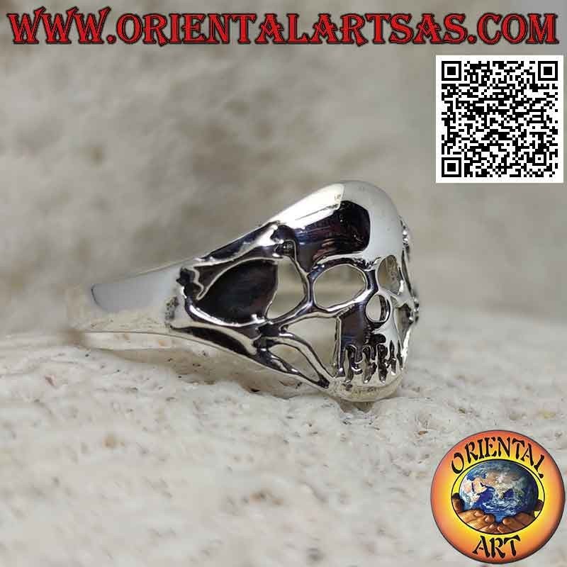 Anillo de plata con calavera perforada y par de huesos soldados a los lados