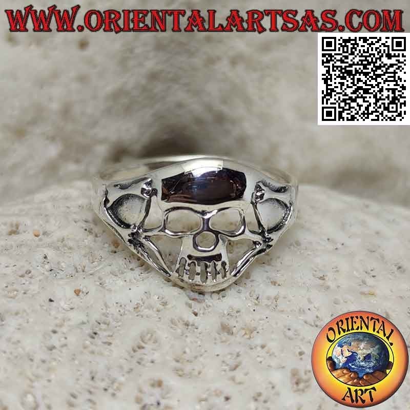 Anillo de plata con calavera perforada y par de huesos soldados a los lados