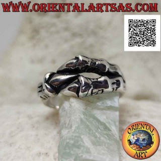 Anillo de plata en forma de tres garras de dragón envueltas en un fuerte agarre