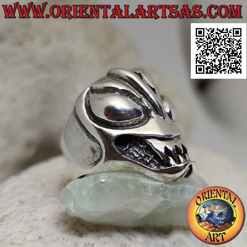 Anello in argento, il teschio alieno malefico