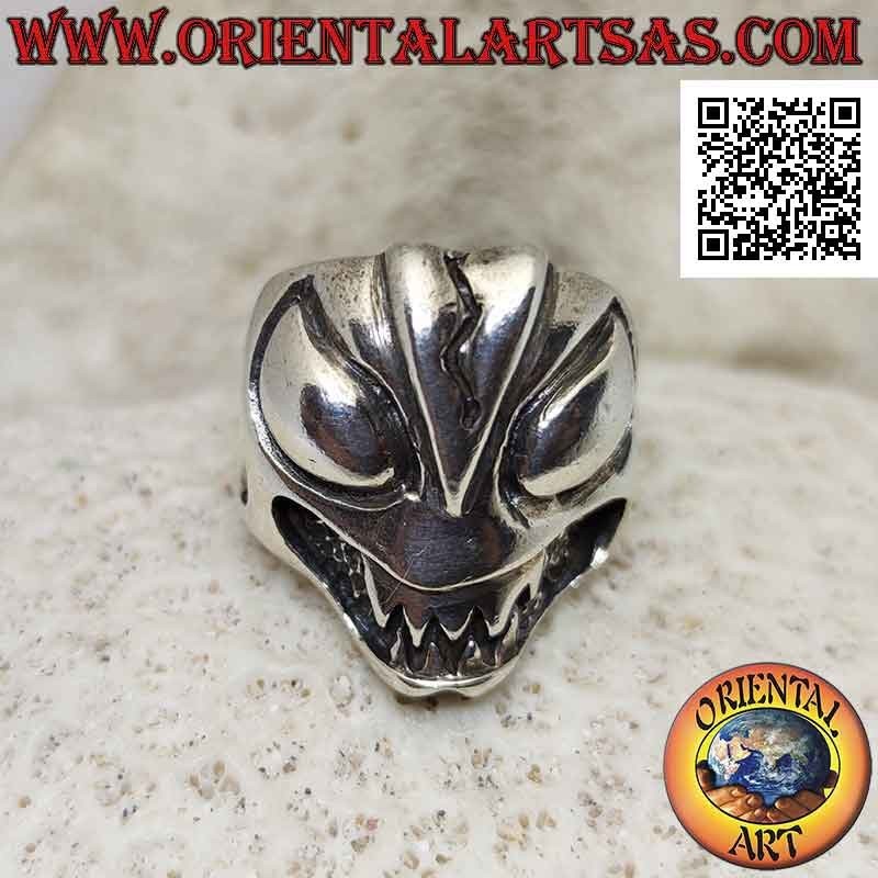 Anello in argento, il teschio alieno malefico