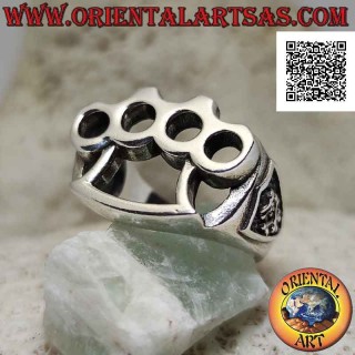Anillo de plata con nudillos de latón perforados (cazzottiera) y calavera pirata en bajorrelieve a los lados