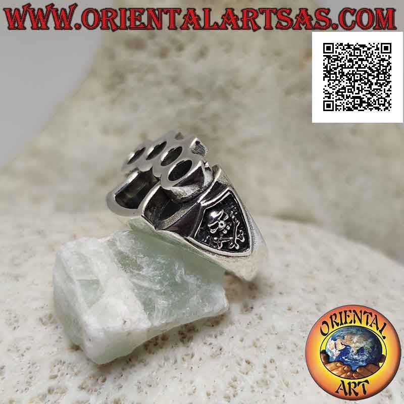 Bague en argent avec jointures en laiton perforées (cazzottiera) et crâne de pirate en bas-relief sur les côtés