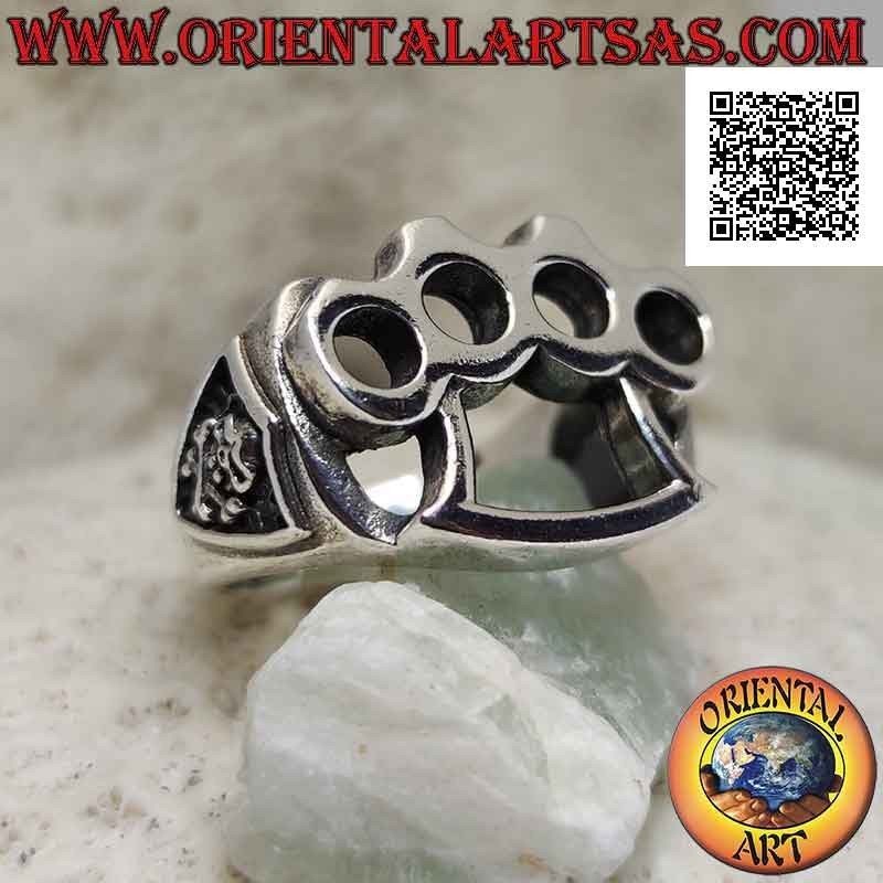 Anillo de plata con nudillos de latón perforados (cazzottiera) y calavera pirata en bajorrelieve a los lados