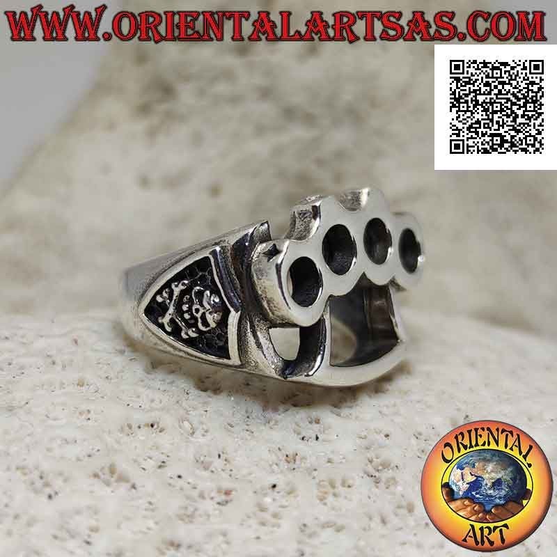 Bague en argent avec jointures en laiton perforées (cazzottiera) et crâne de pirate en bas-relief sur les côtés