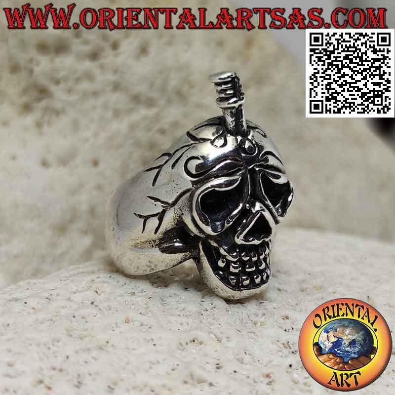 Bague en argent en forme de crâne souffrant avec une épée coincée dans le crâne