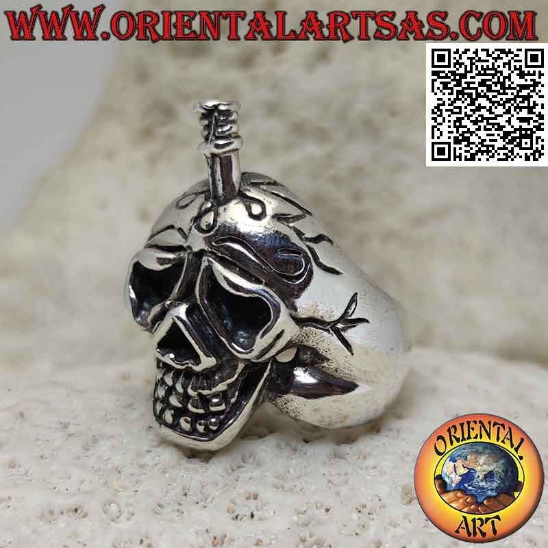 Anello in argento a forma di teschio sofferente con spada conficcata nel cranio