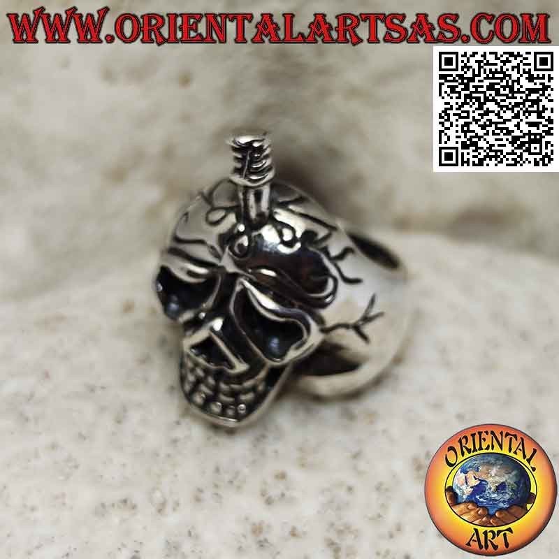 Bague en argent en forme de crâne souffrant avec une épée coincée dans le crâne