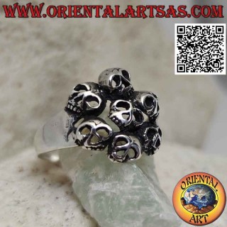 Bague en argent avec cercle de sept crânes perforés