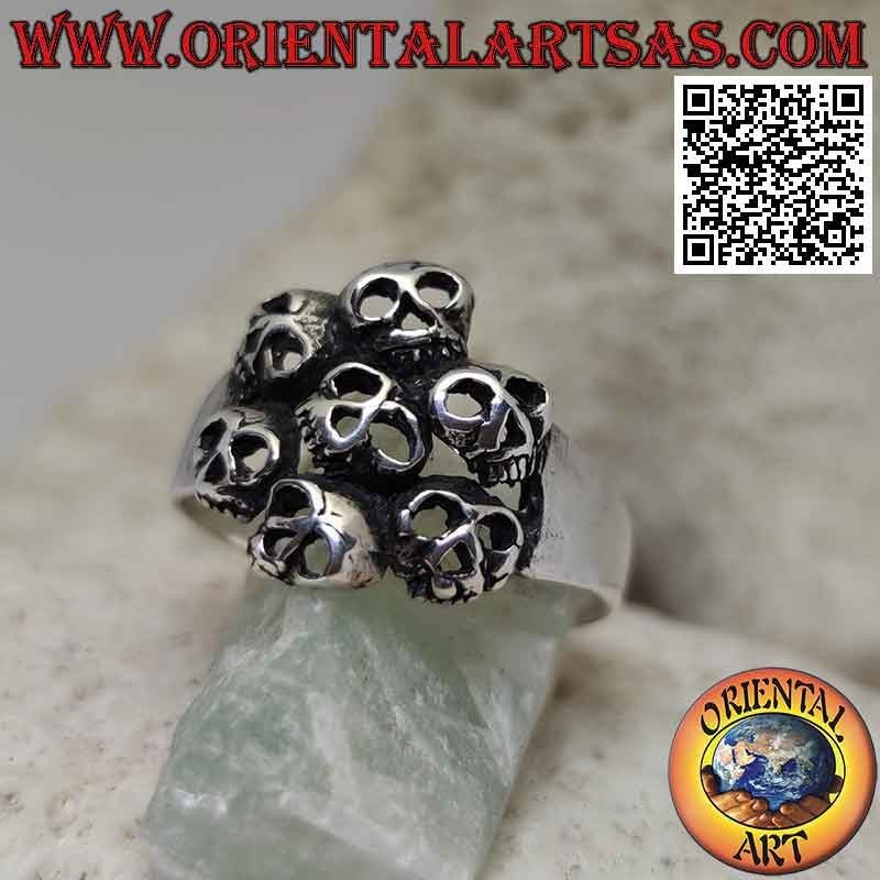 Bague en argent avec cercle de sept crânes perforés