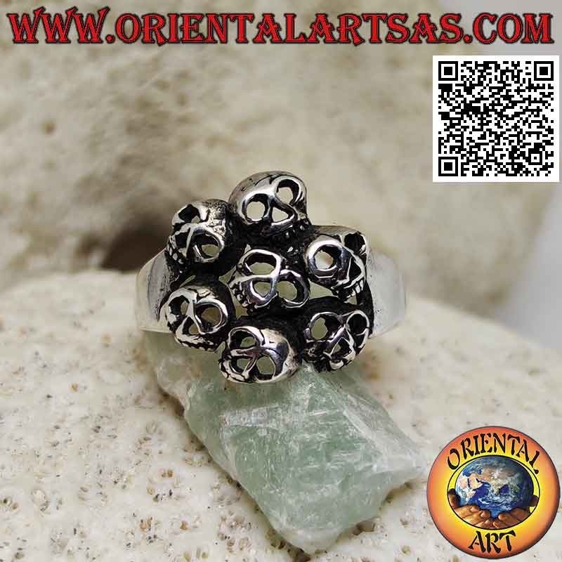 Anello in argento con cerchio di sette teschietti traforati