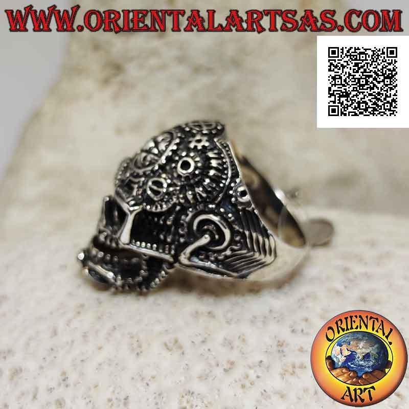 Anillo de plata en forma de calavera satánica trabajado con engranajes y pentáculo grabado en la frente
