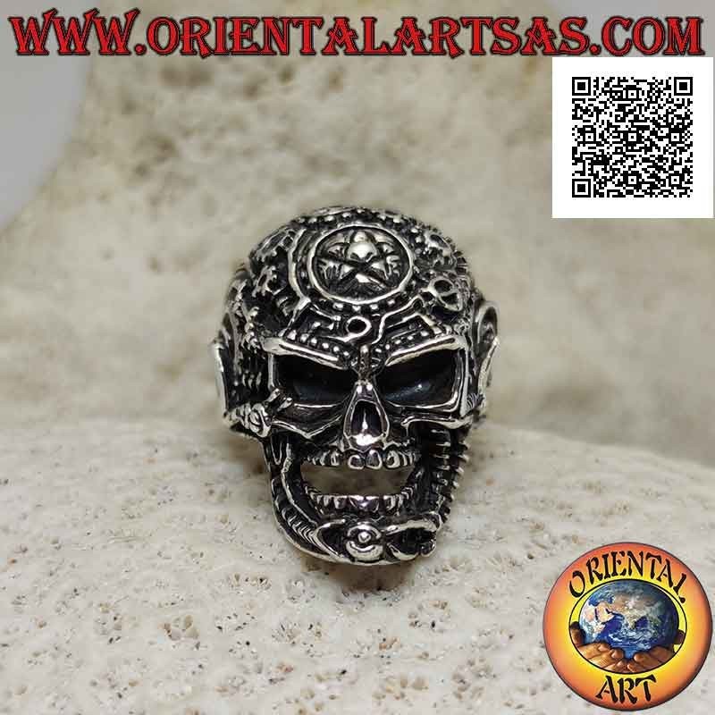 Bague en argent en forme de crâne satanique travaillé avec engrenages et pentacle gravés sur le front