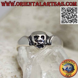 Bague en argent fine et élancée avec un crâne central lisse