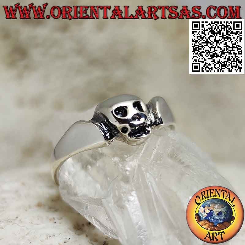 Thin and slender silver ring with a smooth central skull