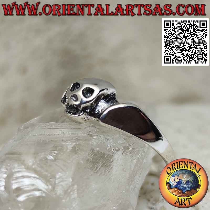 Thin and slender silver ring with a smooth central skull