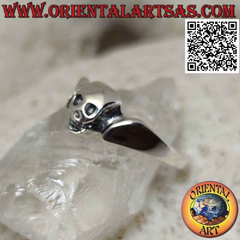 Anillo de plata fino y esbelto con una calavera central lisa