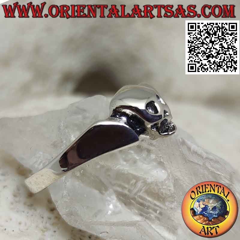 Thin and slender silver ring with a smooth central skull