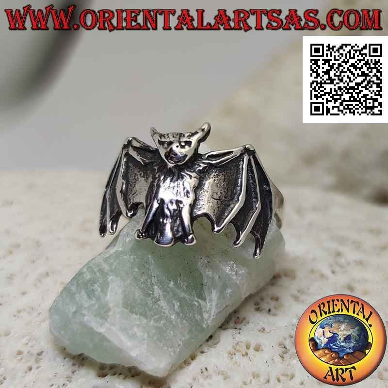 Anello in argento, il pipistrello ad ali aperte