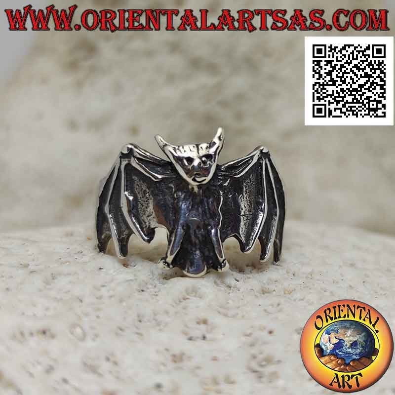 Anillo de plata, el murciélago con alas abiertas