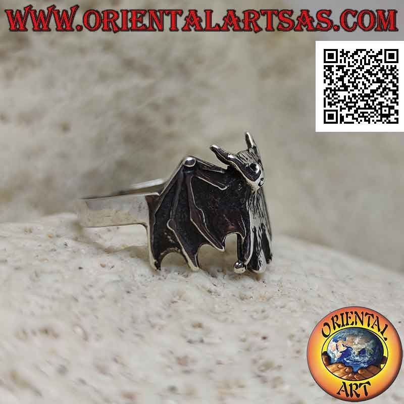 Anello in argento, il pipistrello ad ali aperte