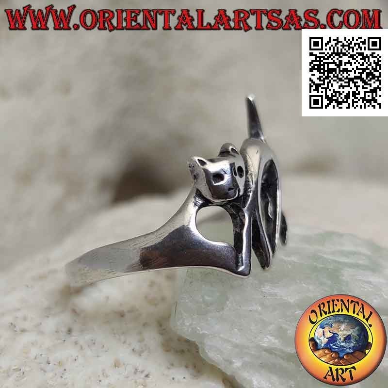 Glatter silberner Ring in Form einer wandelnden Katze