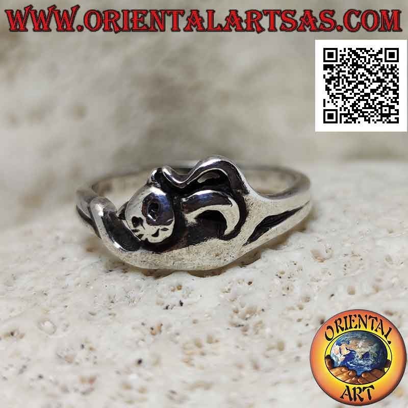 Anillo plateado liso con forma de gato estirado