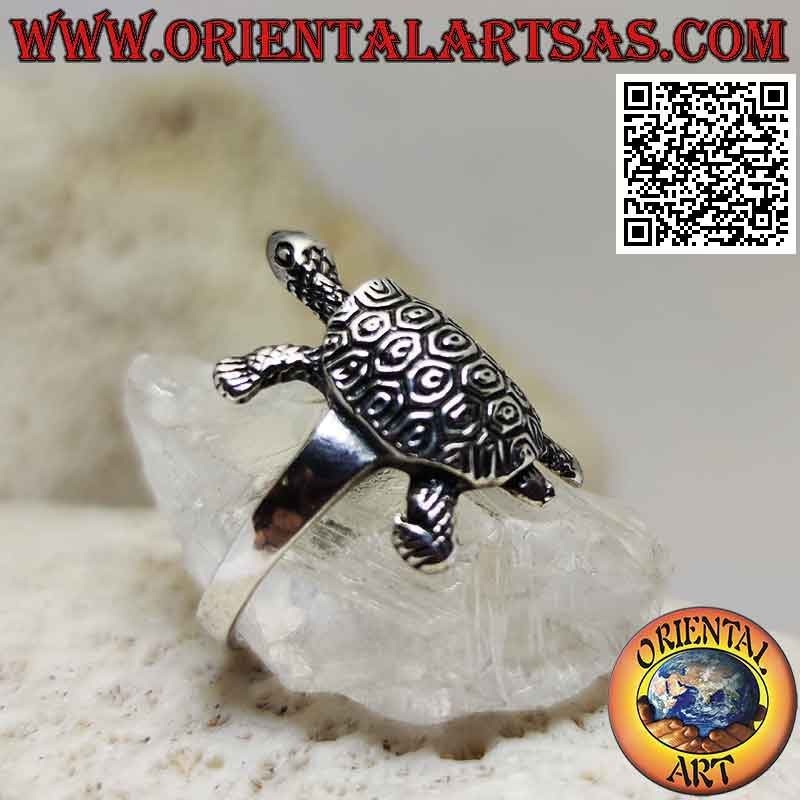 Turtle-shaped silver ring with engraved shell