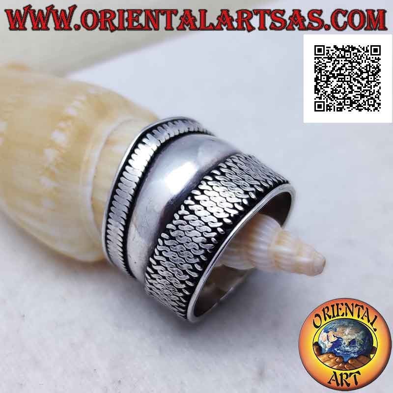 Anillo de plata de banda ancha con un punto y entrelazado vertical en un lado, Bali
